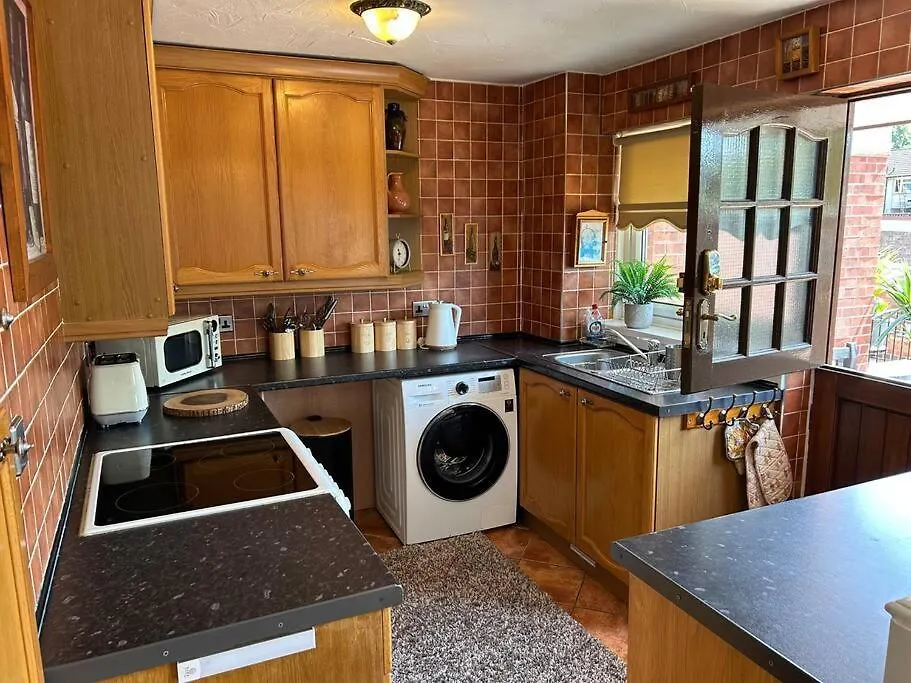 Central Aster House, 3 Bedrooms, Parking Nottingham