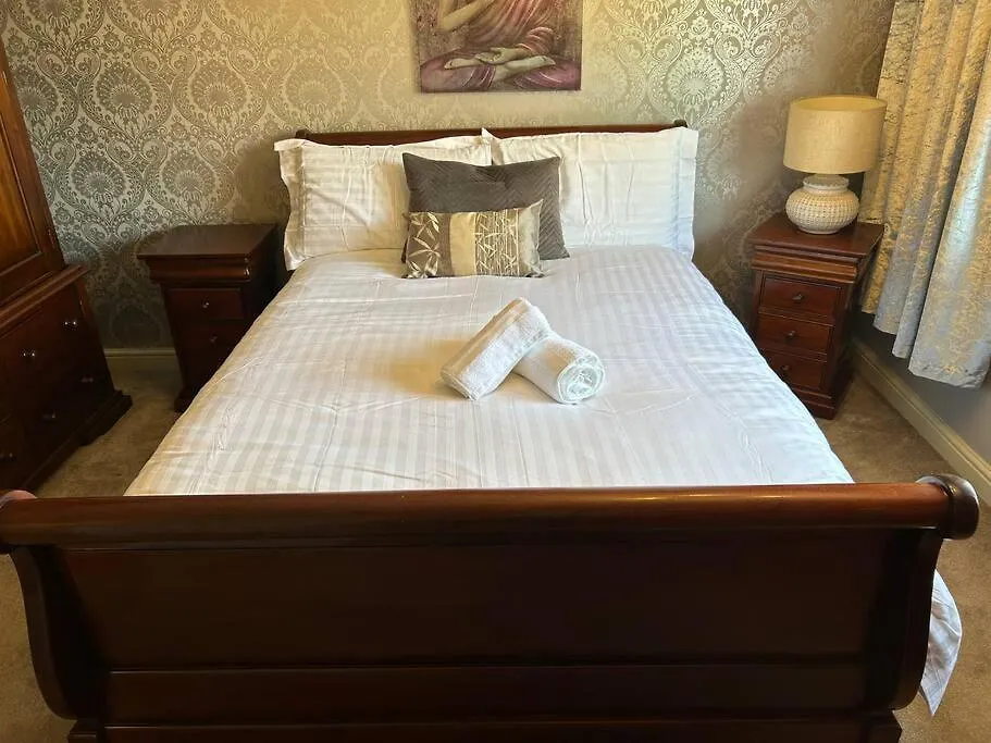 Central Aster House, 3 Bedrooms, Parking Nottingham